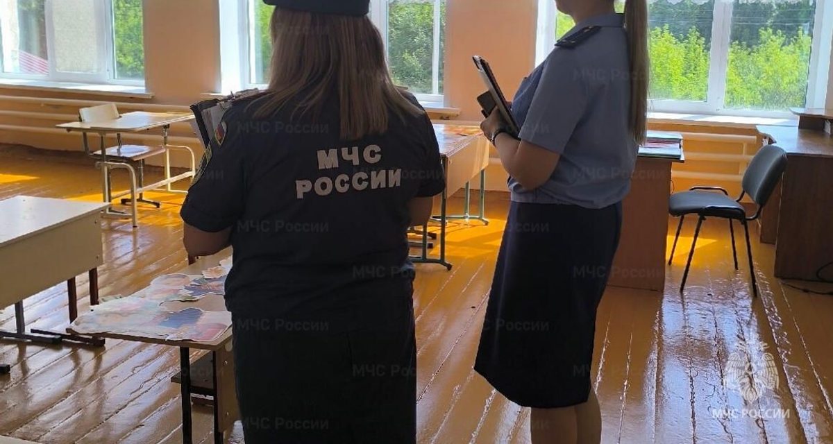 Сотрудники МЧС проверили пожарную безопасность избирательных участков в Ливенском районе