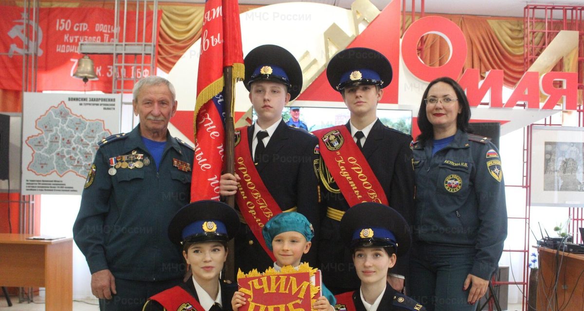 Двадцать воспитанников детсада в Орле стали кадетами-спасателями и получили знамя отряда