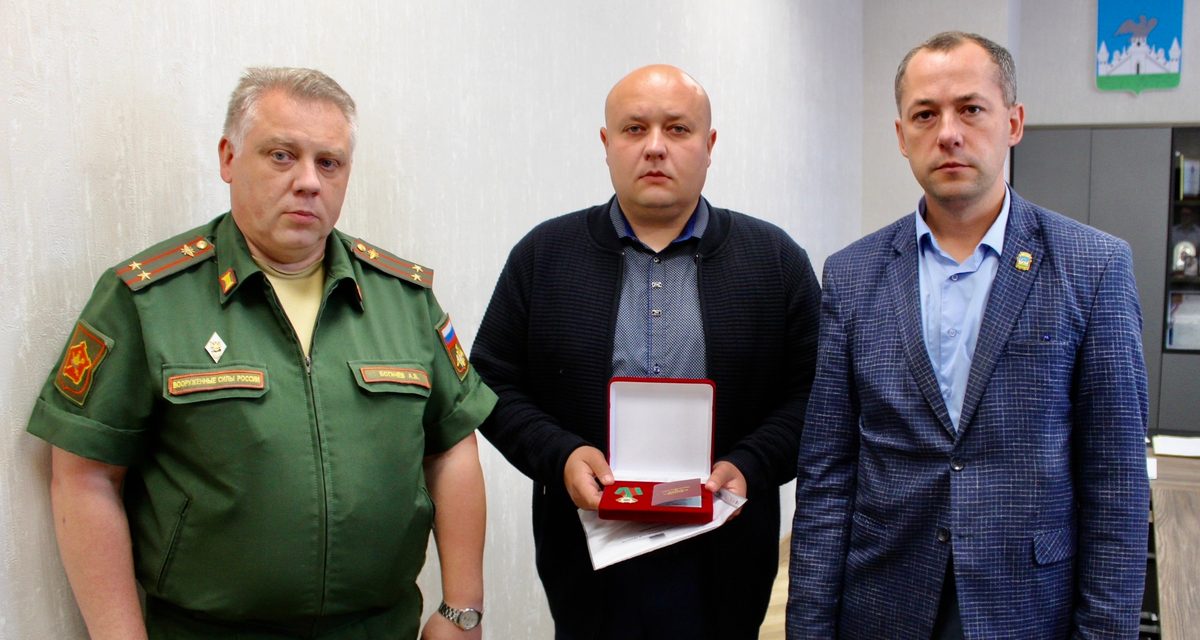 В Орле сын погибшего участника СВО Виктора Седова получил посмертную награду отца