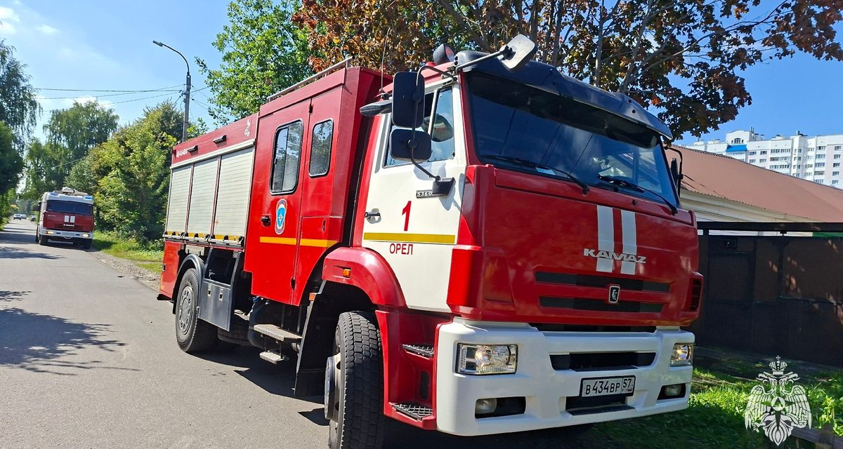 В Орле очевидцы помогали тушить автомобиль у жилого дома, а пожарные за сутки выезжали 22 раза