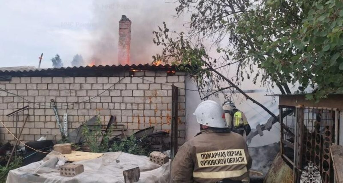 В Орле пожарные тушили квартиру с густым дымом, а в округе уничтожили четыре артснаряда
