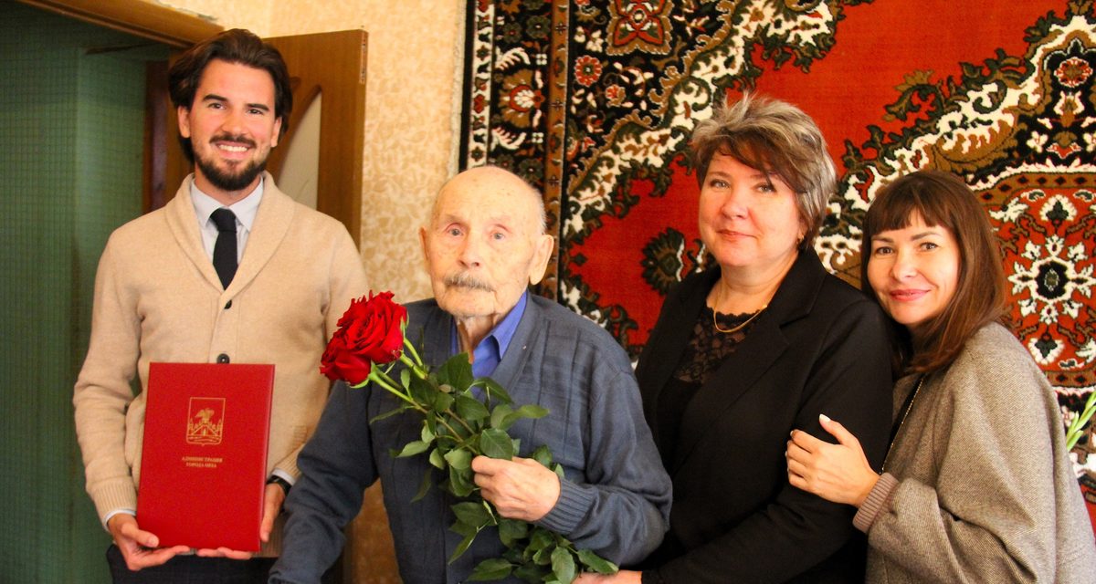 102-летний ветеран Виктор Шигин бодро встретил гостей и принял поздравления с днём рождения