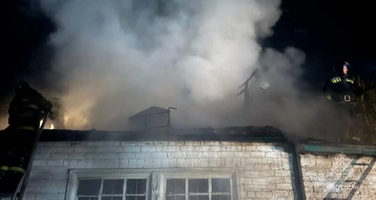 В Орловской области за сутки горели гараж и дача, пожарные выезжали 18 раз