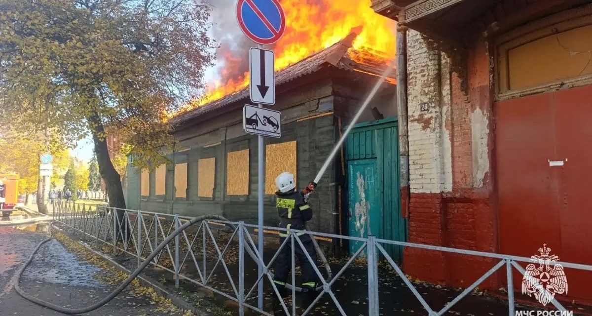 После пожара рядом со школой №2 в Орле эвакуировали 400 человек, занятия приостановили