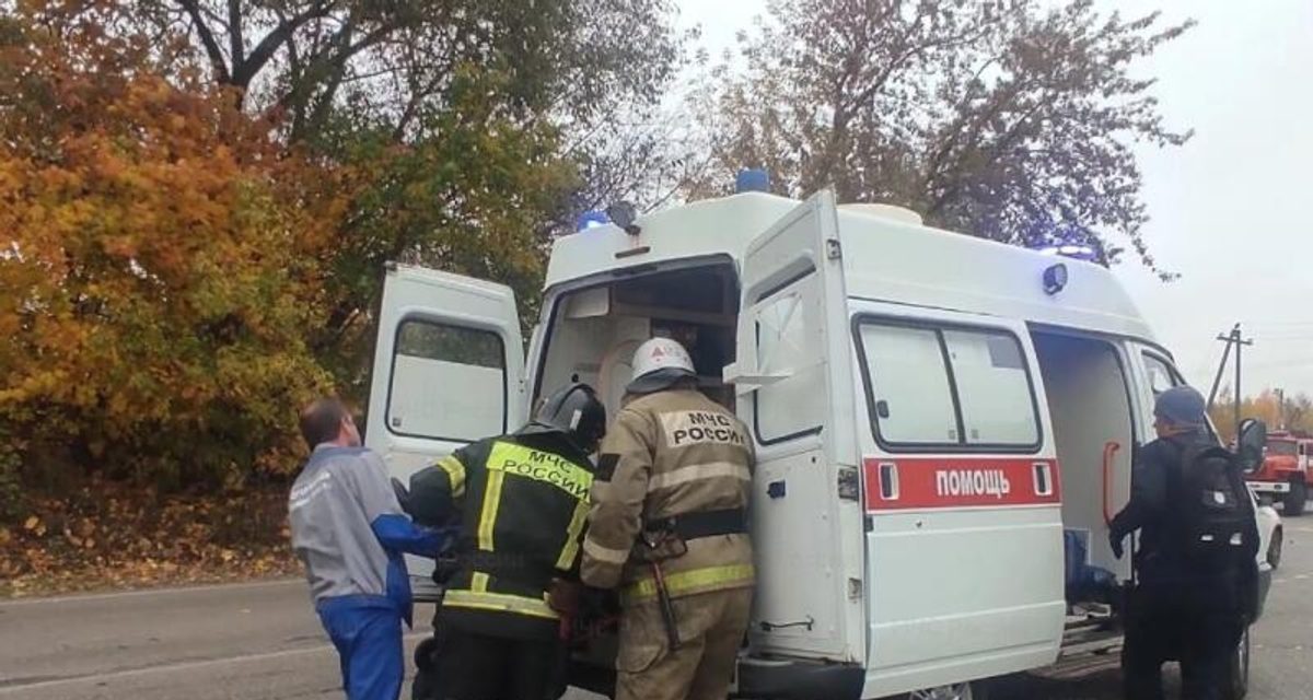 В Хотынце водитель врезался в опору ЛЭП, спасатели деблокировали его из машины